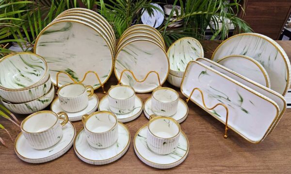 Premium-quality 32-piece dinner set